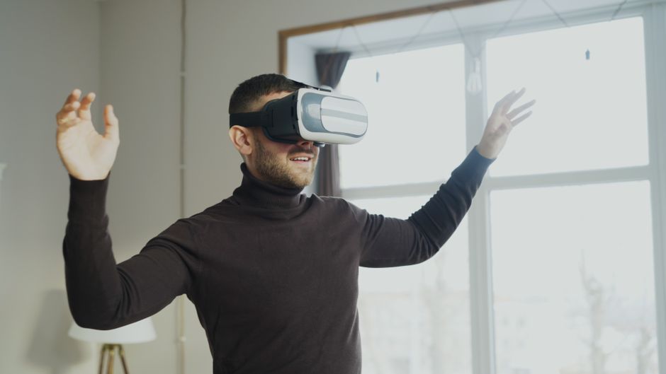 Korisnik koristi VR naočale