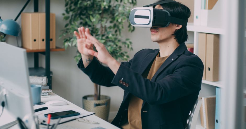 Muškarac u uredskom okruženju koristi headset za virtualnu stvarnost