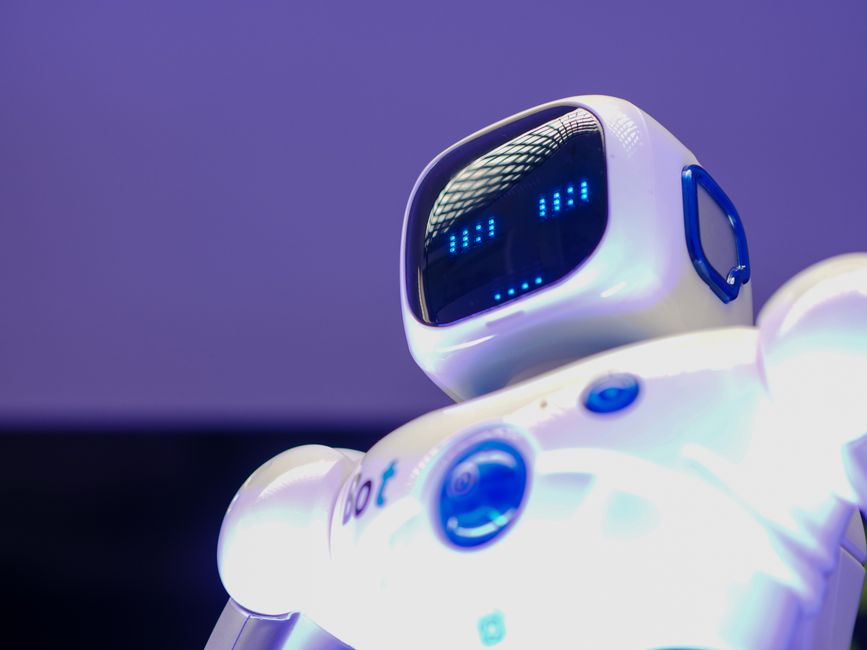 Moderni humanoidni robot s digitalnim licem, simbol inovacije u tehnologiji
